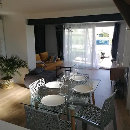 Logement Entier Independant Dans Une Maison Calme Avec Jardin Barbecue Face Aux Vignes Pouvant Accueillir Cette Personne Tres Bien Si Tu Es A 5 Minutes De Saint-Emilion 5 Minutes Du Centre-Ville De Libourne Et 5 Minutes De L'Hopital Exterior photo