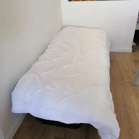 Logement Entier Independant Dans Une Maison Calme Avec Jardin Barbecue Face Aux Vignes Pouvant Accueillir Cette Personne Tres Bien Si Tu Es A 5 Minutes De Saint-Emilion 5 Minutes Du Centre-Ville De Libourne Et 5 Minutes De L'Hopital Exterior photo