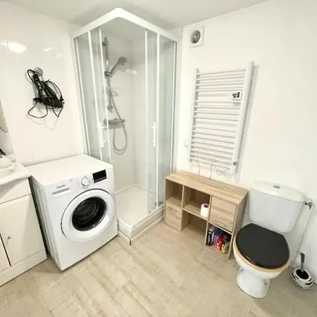 Logement Entier Independant Dans Une Maison Calme Avec Jardin Barbecue Face Aux Vignes Pouvant Accueillir Cette Personne Tres Bien Si Tu Es A 5 Minutes De Saint-Emilion 5 Minutes Du Centre-Ville De Libourne Et 5 Minutes De L'Hopital Exterior photo