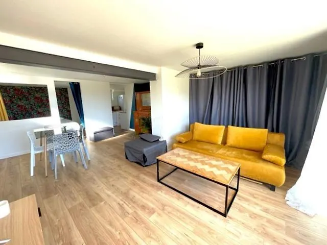Logement Entier Independant Dans Une Maison Calme Avec Jardin Barbecue Face Aux Vignes Pouvant Accueillir Cette Personne Tres Bien Si Tu Es A 5 Minutes De Saint-Emilion 5 Minutes Du Centre-Ville De Libourne Et 5 Minutes De L\'Hopital