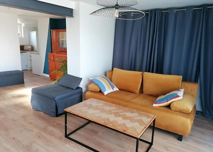 Logement Entier Independant Dans Une Maison Calme Avec Jardin Barbecue Face Aux Vignes Pouvant Accueillir Cette Personne Tres Bien Si Tu Es A 5 Minutes De Saint-Emilion 5 Minutes Du Centre-Ville De Libourne Et 5 Minutes De L\'Hopital