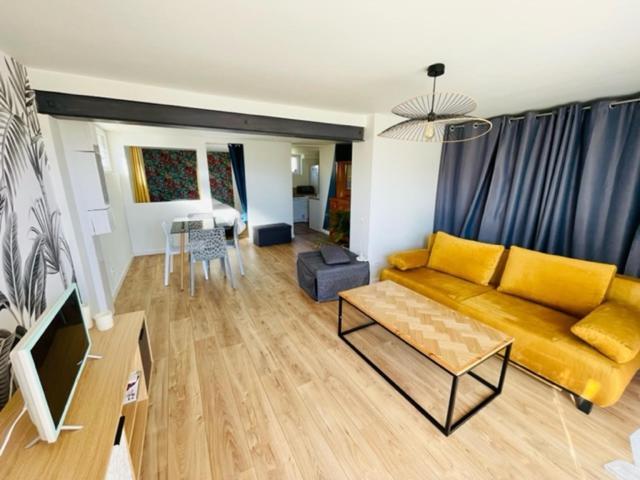 Entier Independant Dans Maison Calme Avec Jardin Barbecue Face Aux Vignes Pouvant Accueillir Cette Personne Tres Bien Si Tu Es A 5 Minutes De Saint-emilion 5 Minutes Du Centre-ville De Et 5 Minutes De L'hopital * Libourne