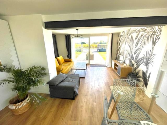 Apartment Entier Independant Dans Maison Calme Avec Jardin Barbecue Face Aux Vignes Pouvant Accueillir Cette Personne Tres Bien Si Tu Es A 5 Minutes De Saint-emilion 5 Minutes Du Centre-ville De Et 5 Minutes De L'hopital Libourne