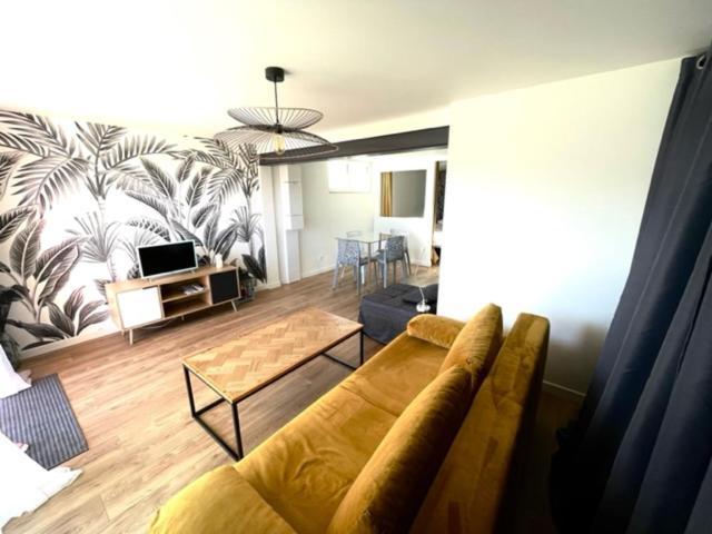 Entier Independant Dans Maison Calme Avec Jardin Barbecue Face Aux Vignes Pouvant Accueillir Cette Personne Tres Bien Si Tu Es A 5 Minutes De Saint-emilion 5 Minutes Du Centre-ville De Et 5 Minutes De L'hopital Apartment